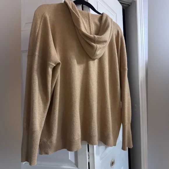 J.Crew Everyday Cashmere Pullover Hoodie in Heather Camel Henley Sweater M - Picture 5 of 5